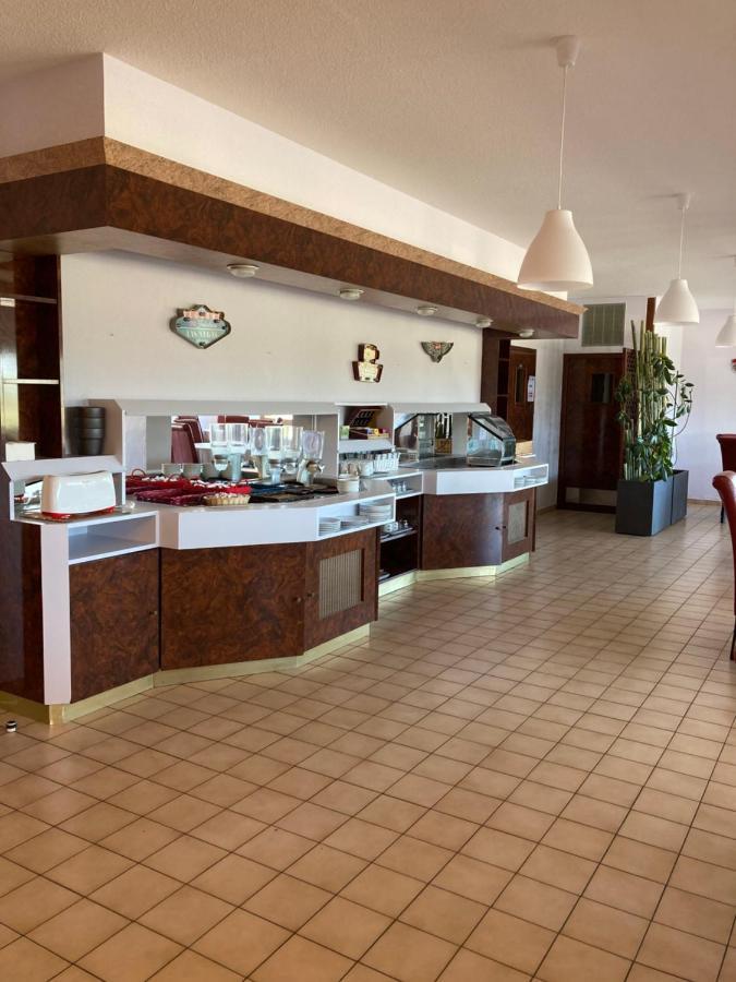 Brit Hotel Essentiel Moulins Avermes Buitenkant foto